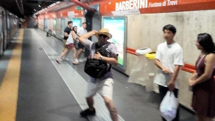 “Io, pestato dai borseggiatori nella metro di Roma per aver evitato l’ennesimo furto a un’anziana”