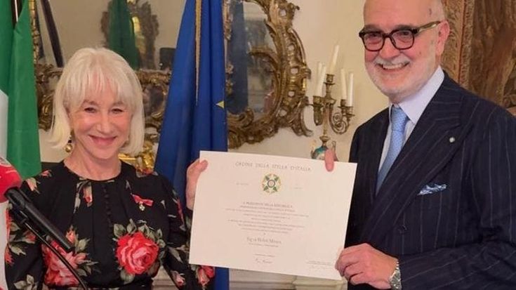 Helen Mirren insignita della Stella d’Italia: “Il mio amore per questo Paese è nato al cinema”
