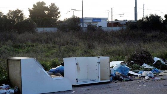 Bari, roghi di rifiuti a Japigia. I residenti denunciano: "Continuiamo a respirare veleni"