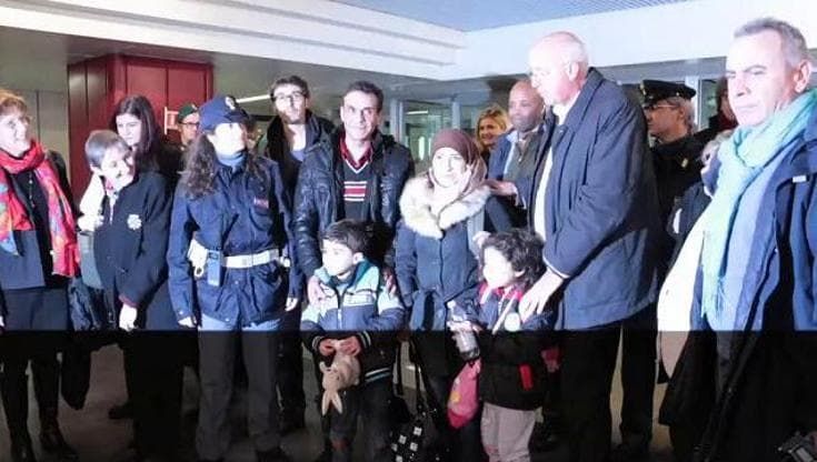 Migranti, primi siriani in Italia grazie al corridoio umanitario: all'aeroporto cantano Toto Cutugno