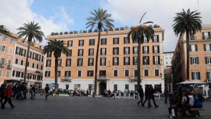 Il Pd vuole pedonalizzare piazza di Spagna, protestano i commercianti
