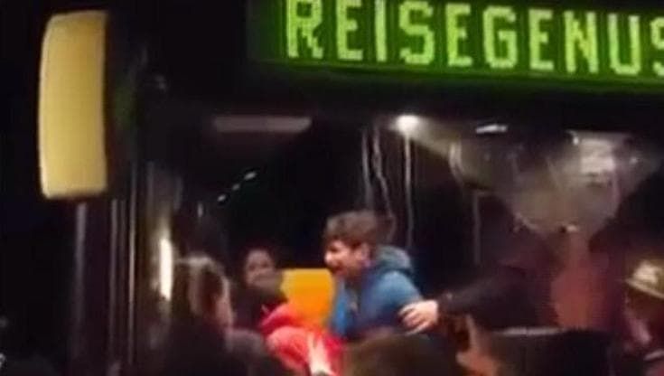 Germania, bus di migranti circondato: i bambini in lacrime