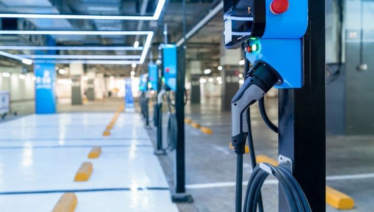 La ricarica elettrica? In Italia costa sei volte di più dell'Olanda. Ecco quanto si spende per 100 km