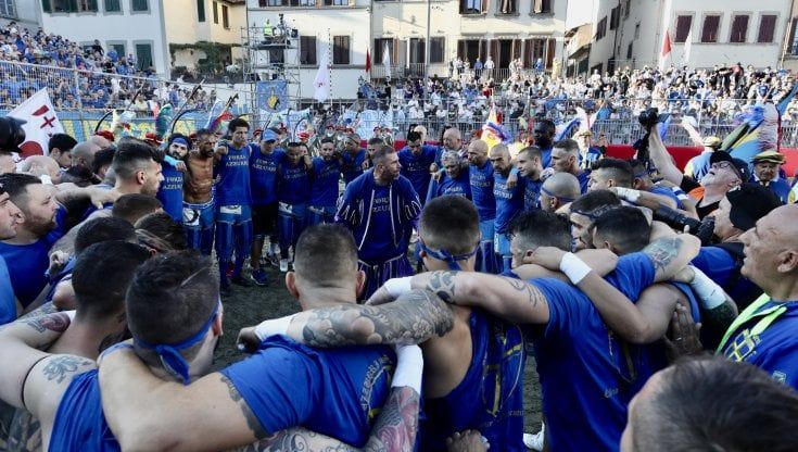 Le due espulsioni non fermano gli Azzurri Battuti i Bianchi
