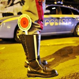 Bergamo, scoperto ubriaco al volante tenta di corrompere gli agenti: arrestato