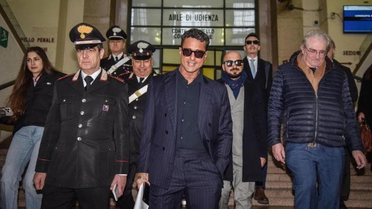 Caso Signorini, i legali del conduttore denunciano Google: “Non ha rimosso i contenuti di Corona”