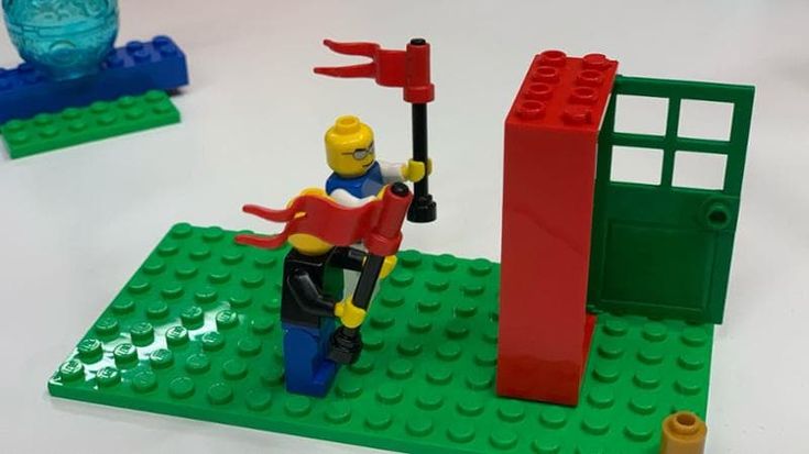 Ponti e case in costruzione, il Pd fa team building coi mattoncini Lego