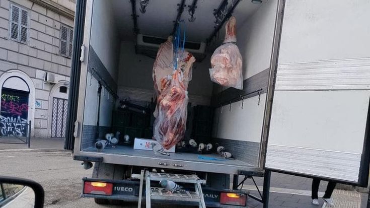 Mercato Esquilino, la foto shock dei residenti: “I piccioni mangiano dentro il furgone della carne”