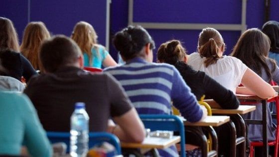 'Hackerano' il registro di classe per cancellare le assenze: 10 liceali indagati a Grosseto 