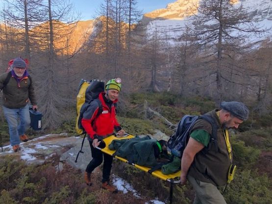 Il salvataggio di Nano, il segugio caduto in una gola di 30 metri in Canton Ticino