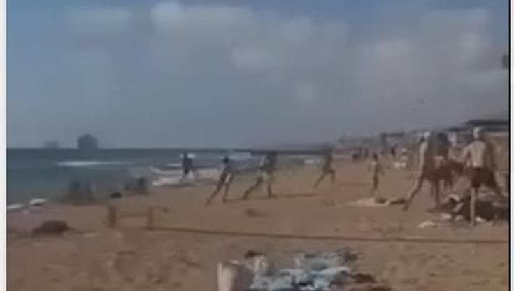 Israele, Hezbollah colpisce le acque davanti alla spiaggia di Nahariya: i bagnanti fuggono