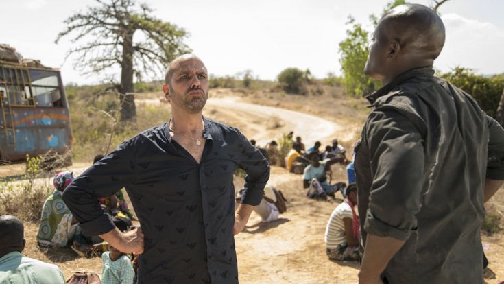 Altro che razzista, Zalone spiazza tutti: i veri buoni sono gli africani