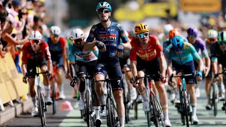 Tour, a Bordeaux volata vincente del belga Merlier. Pogacar tiene senza problemi la maglia gialla