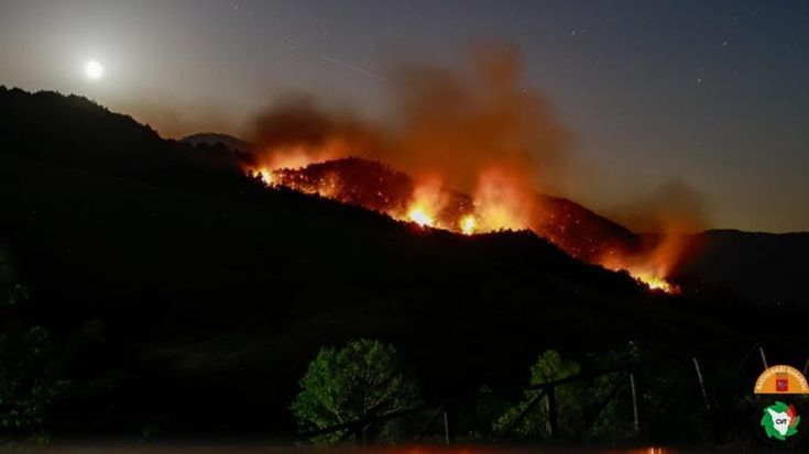 Incendio a Firenzuola, elicotteri e canadair in azione per tutta la notte, si teme il vento