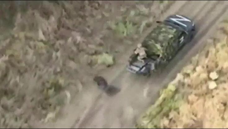 La fuga della jeep che scarica i corpi inseguita dal drone