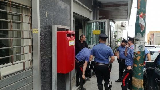 Napoli, banda del buco di nuovo in azione: rapina in un ufficio postale, in ostaggio la direttrice
