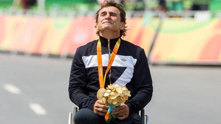 Zanardi, il pilota senza gambe che ha mostrato al mondo com’è possibile rialzarsi