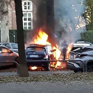 Paura per un'auto in fiamme davanti alla facoltà di economia