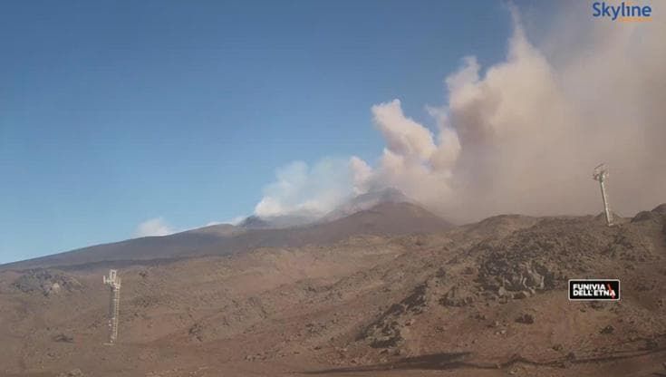 Emissione cenere dall'Etna, prorogata la sospensione dei voli a Catania