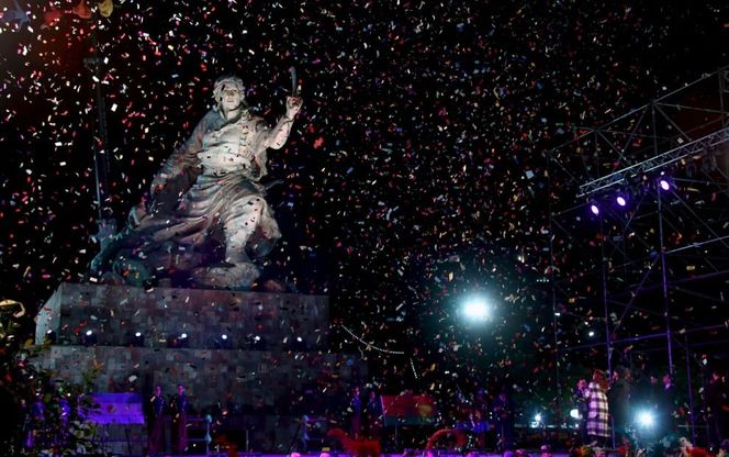 Argentina, via Colombo arriva l'eroina rivoluzionaria: Morales e la Kirchner scoprono la statua