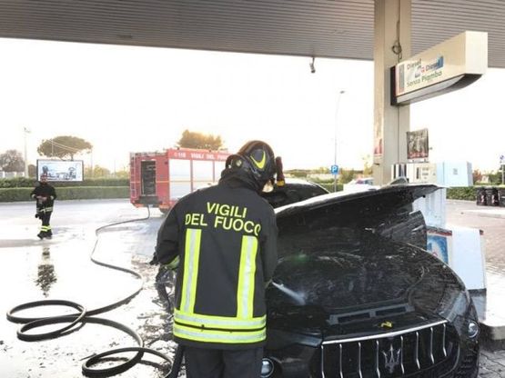 Barletta, fumo dal motore: Maserati incenerita dalle fiamme