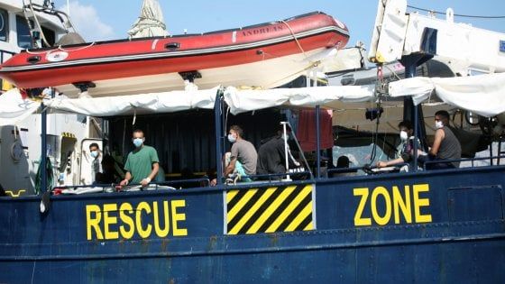 Migranti, la Guardia costiera vieta l'imbarco del team di ricerca e soccorso sulla Mare Jonio
