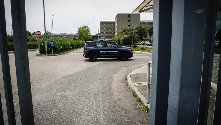 L'umiliazione dopo le botte: "Lasciati in celle senza coperte, farmaci e cure per giorni"