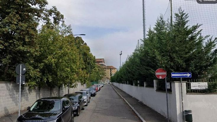 Protesta per il furgone sul marciapiede: colpito con mazza da baseball firmata Mussolini