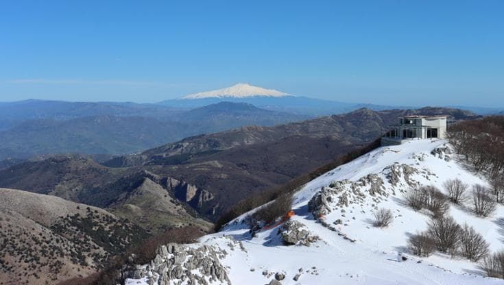 Si riaccende lo scontro sul FlyEye alla Mufara: “Oscura la visuale dell’Etna”