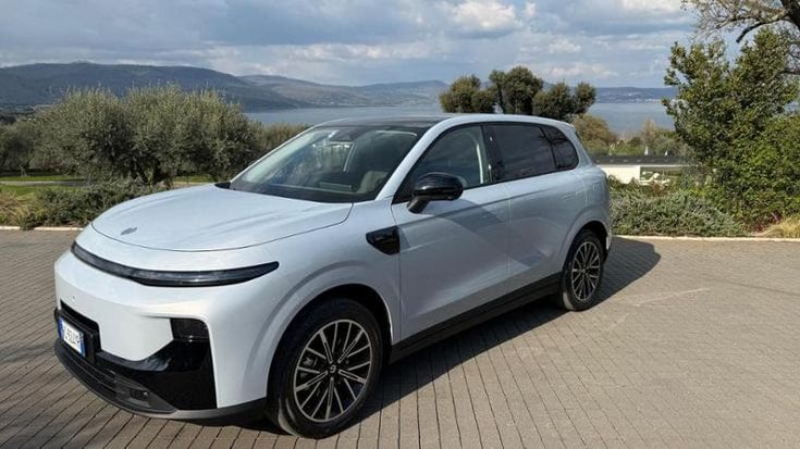 Leapmotor scommette sulla B10 Reev Hybrid: elettrica nell’anima, ma senza ansia da ricarica