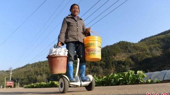 Gong, la contadina sul segway: "Così ho dimezzato le mie fatiche"