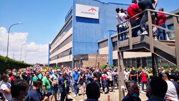 Il governo boccia il piano ArcelorMittal, tensioni tra gli operai