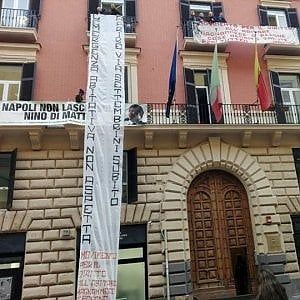 C'è il consiglio comunale, ma i manifestanti occupano le stanze di via Verdi