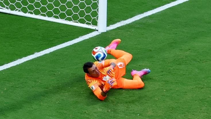 Papera di Muslera, la Spagna vince 1-0 ed elimina l’Uruguay. Passa Capo Verde con 3 pari