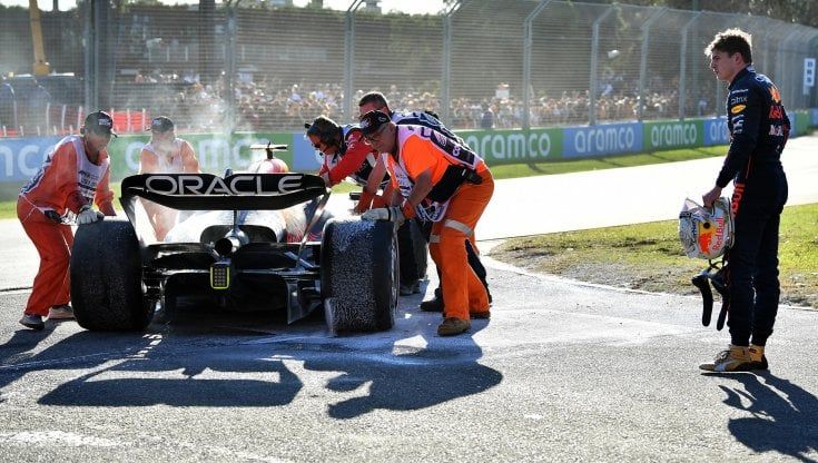 Il ritardo dei rivali: Verstappen si dispera, Hamilton fatica