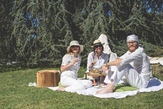 Come in un quadro di Manet: picnic in bianco nella 'Città giardino'