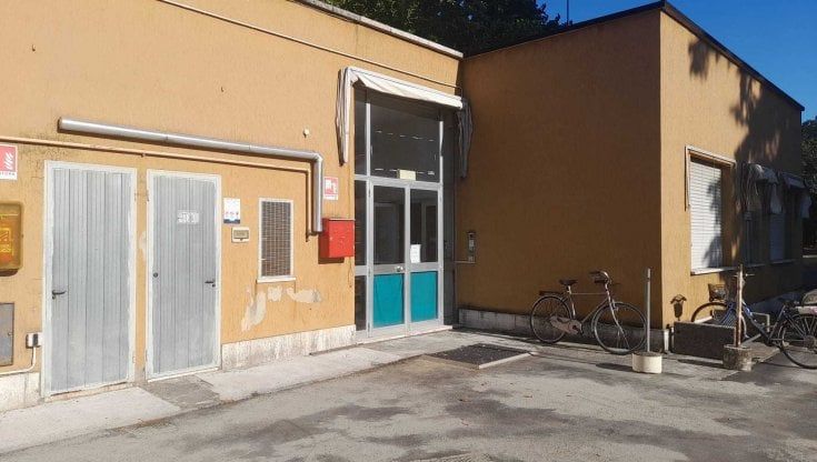 Visita alla Guardia medica? L’attesa è sotto al sole, in piedi o seduti per terra