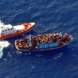 Migranti, la nave di MSF non autorizzata a sbarcare 700 persone in Sicilia per incapacità di accoglienza