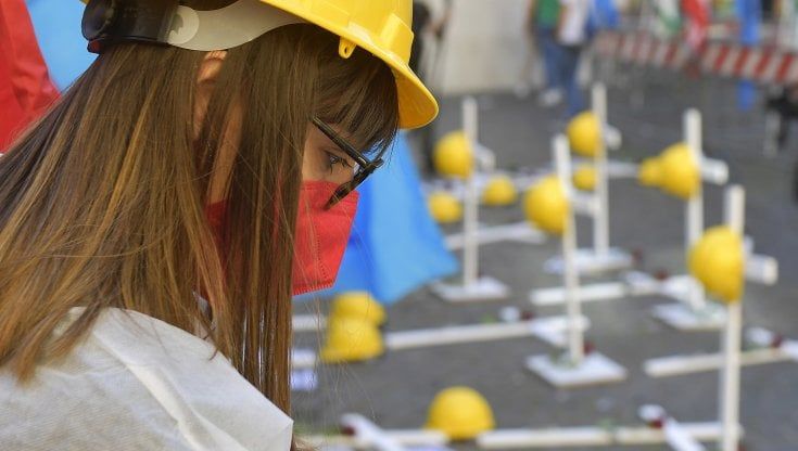 Operaio 18enne ferito gravemente da una pressa, indaga la procura: "Non doveva lavorare a quel macchinario"