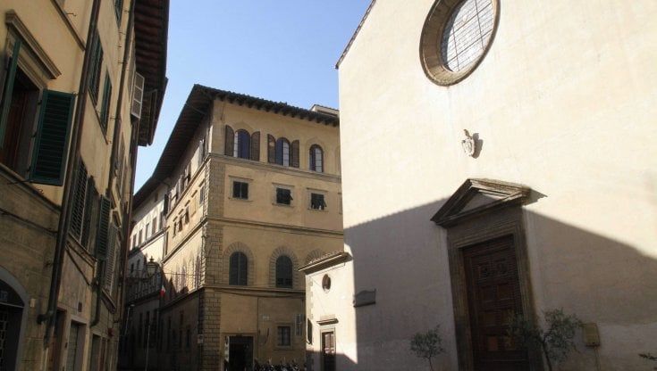 Un foglio sulle auto: “È riservato ai residenti”. La protesta di San Niccolò
