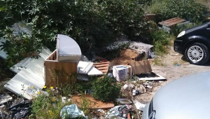 Ai piedi di Monte Pellegrino via Lualdi diventa una discarica