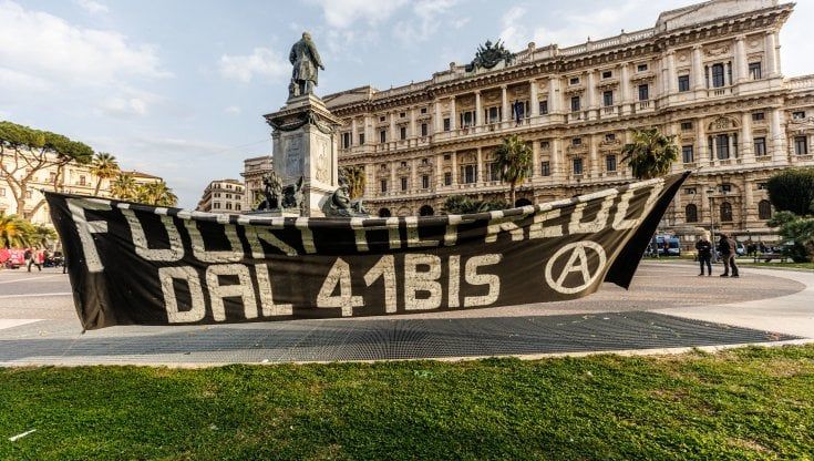 Gli anarchici alzano il tiro: "Vi mutileremo a colpi di esplosivo"