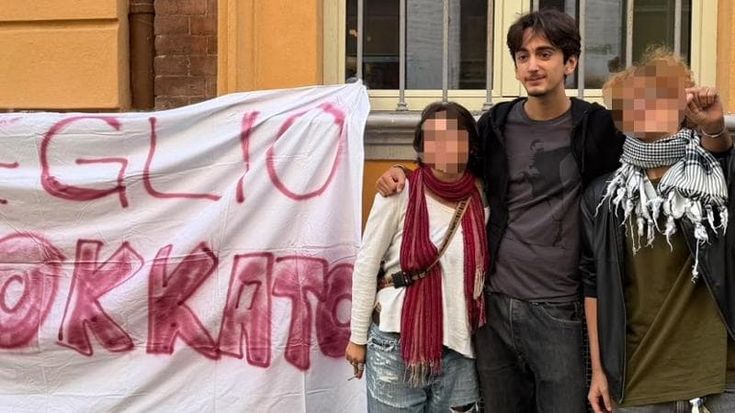 Giuliano al corteo insieme con il padre docente: “In ballo c’è il nostro futuro”