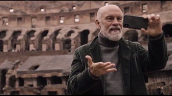 John Malkovich al Colosseo per lo spot del Super Bowl