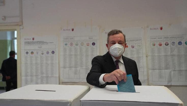Roma, il voto di Mario Draghi in un liceo del centro