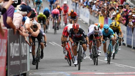 Ciclismo, Tour Down Under: Ewan vince la seconda tappa, brutta caduta per Viviani