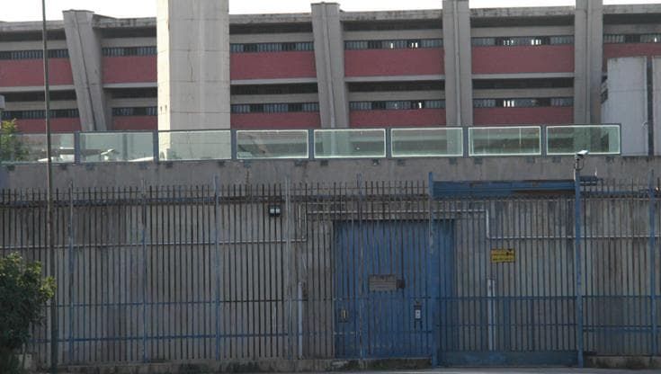 A 87 anni e senza denti finisce in carcere a Firenze per un furto d’auto