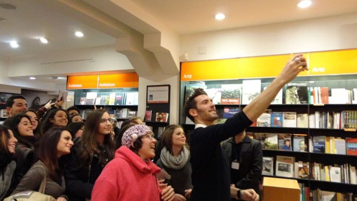 Giovanni Caccamo al pianoforte per i fan alla Feltrinelli