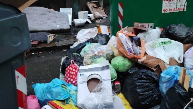 Genova, l’ingorgone dei rifiuti in porto. Cassonetti pieni e servizio a rilento