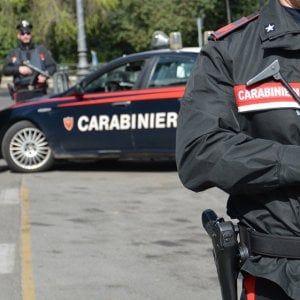Firenze, cade dal ponte Vespucci sulla riva dell'Arno: è gravissimo